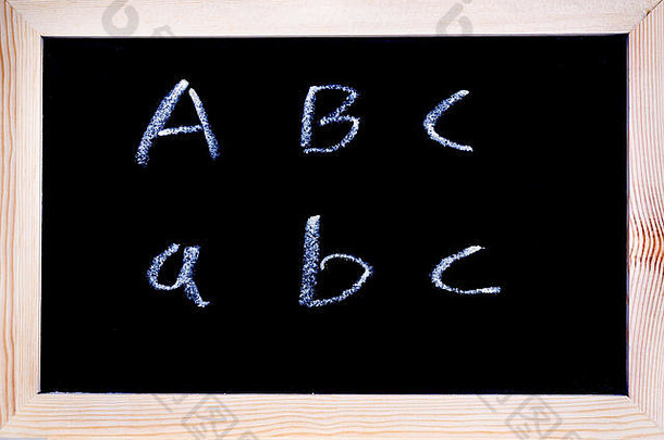 白色粉笔书写的黑板，显示大写和小写字母abc