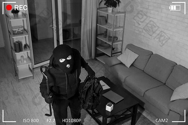 小偷撬棍进入房子视图相机