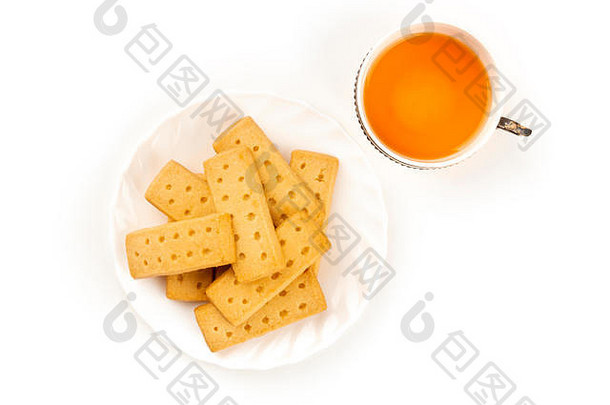 一张苏格兰酥饼黄油饼干的特写照片，用一杯茶和复印空间从顶部拍摄，背景为白色