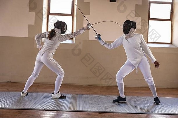 两名女子击剑运动员练习击剑