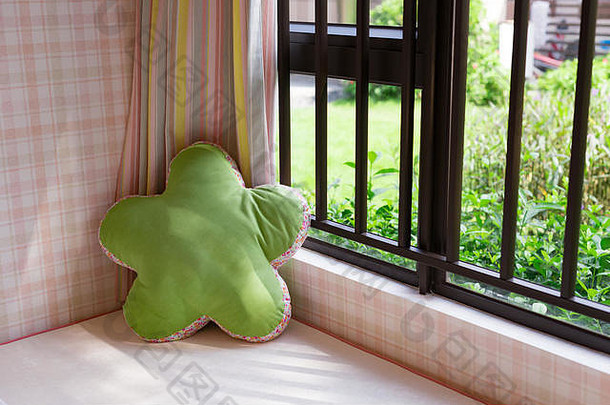 休息区域舒适的窗口座位绿色缓冲早....水平作文