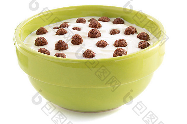 麦片巧克力球碗孤立的白色背景