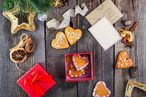 盒子的俯视图，以心形饼干作为圣诞礼物送给爱人。木桌，带贺卡，装饰。选择
