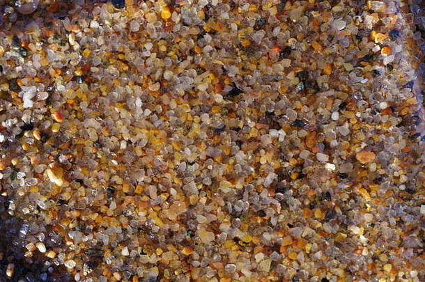 沙粒上冰盖的宏观自然背景。阿伯丁海滩，苏格兰，英国。