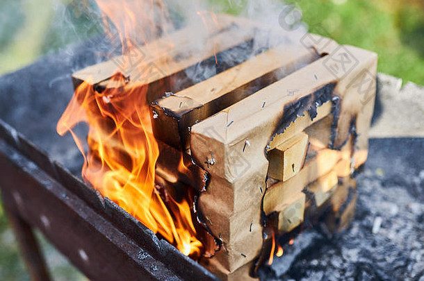 创新非常高效。柴火形状多维数据集木梁燃烧烧烤
