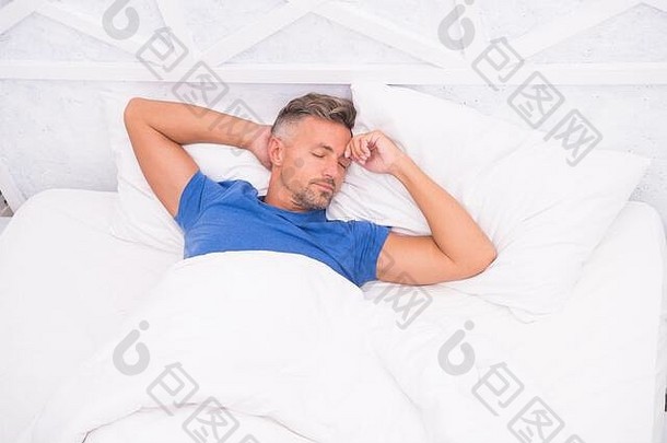 呼吸容易，睡眠好。躺在床上的帅哥。在家睡觉的家伙。放松的人。促进睡眠障碍的预防和管理。世界睡眠日。良好健康睡眠的好处。