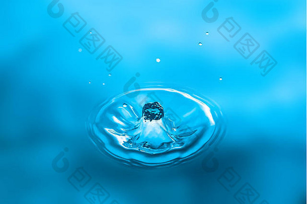 水飞溅特写镜头。一滴水。蓝色水滴。落水。