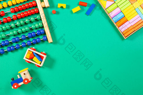 儿童玩具背景木立方体，玩具算盘和火车