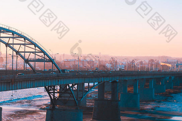 俄罗斯巴什基里亚乌法市Belaya河大桥上的交通全景和日出