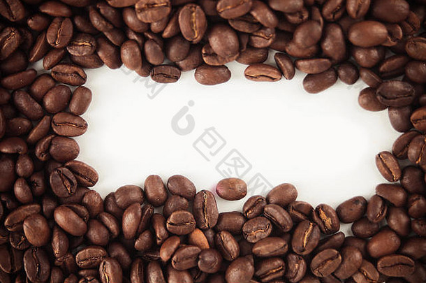 在白色背景上隔离<strong>咖啡</strong>豆，并放置文本