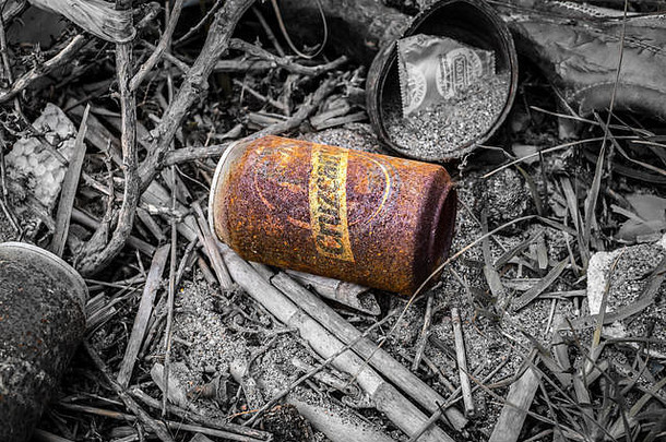 西班牙马拉加——2018年2月18日。马拉加市附近树林中一个生锈的克鲁斯坎波啤酒盒