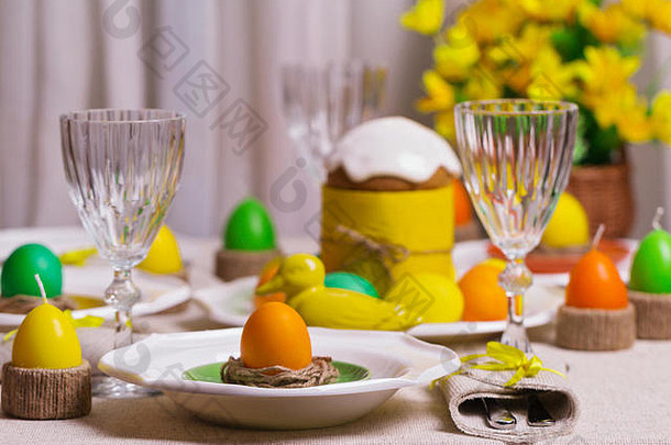 复活节快乐！为复活节餐桌服务，黄色装饰。