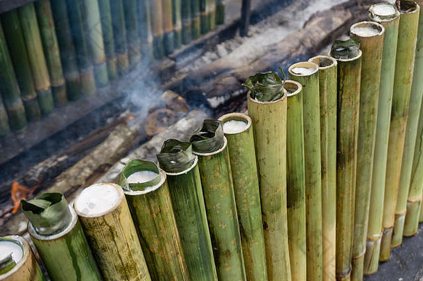 烹调乐芒，一种竹米。乐芒是用糯米和椰奶在空心竹子中烹制而成。这是常见的疾病