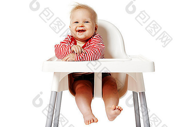吃过东西后嘴巴脏的婴儿的画像。坐在椅子上的婴儿。