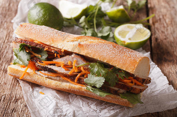 桌上的越南猪肉班米三明治配香菜和胡萝卜特写镜头。水平的