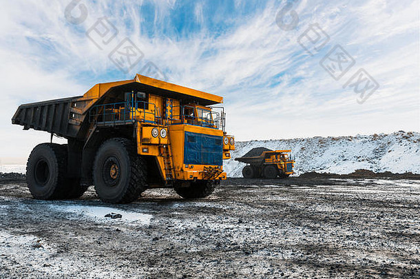 大采石场转储卡车加载岩石自动倾卸车加载煤炭身体卡车生产矿物质矿业卡车矿业机械运输煤炭露天煤炭生产