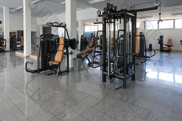 现代健身房房间健身中心设备机器