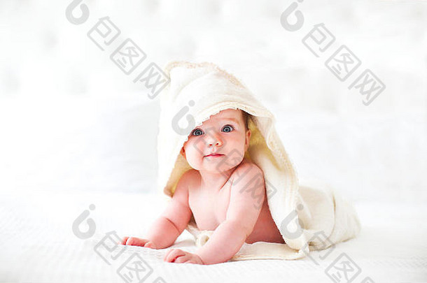 月婴儿穿毛巾浴童年婴儿护理概念