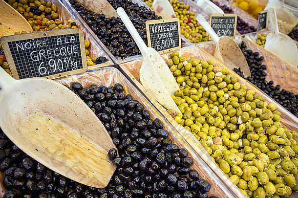 各种橄榄提供市场摊位阿维尼翁vaulcuse普罗旺斯法国欧洲
