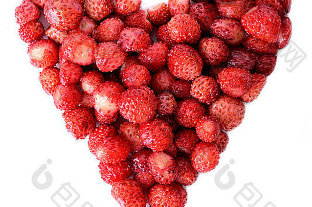 野生草莓堆在一颗白色的心上