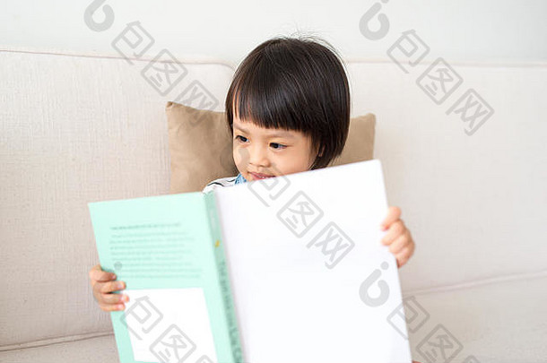 肖像快乐亚洲孩子女孩阅读书