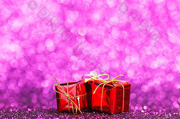 红色的<strong>圣诞</strong>节礼物盒子闪亮的闪闪发光的<strong>紫色</strong>的背景