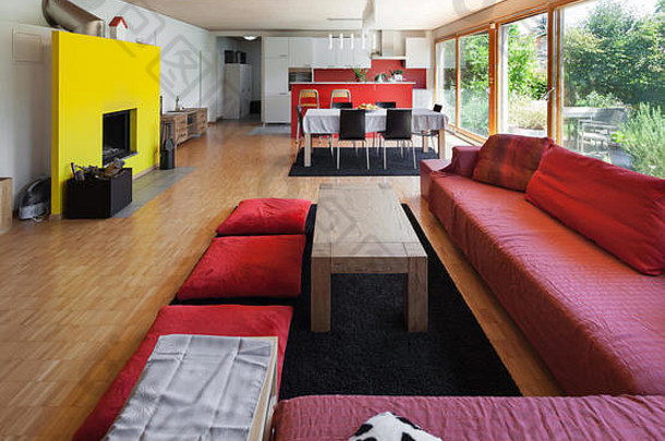 生态住宅的客厅，<strong>红</strong>色沙发