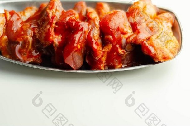 生新鲜的鸡翅膀中国人腌料准备好了烧烤