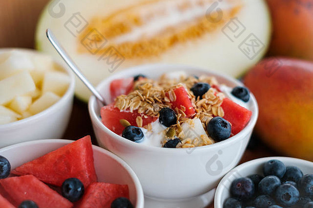 一碗麦片、<strong>水果</strong>和<strong>酸奶</strong>-健康早餐
