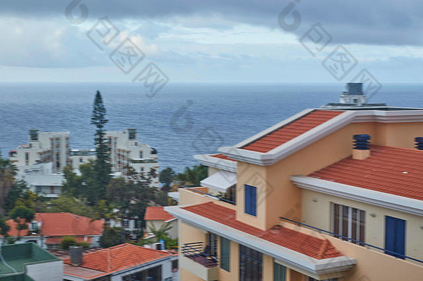 拂晓在Funchal的红色屋顶上，马德拉海岸线眺望北大西洋
