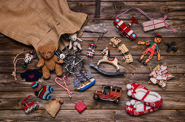 童年的圣诞节记忆：木制背景上的旧旧锡<strong>玩具</strong>作为礼物。