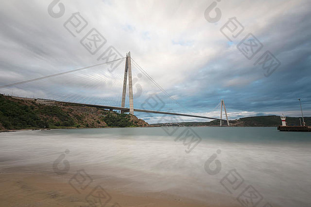 用钕滤光片长时间曝光。<strong>第三</strong>桥或雅武兹苏丹塞利姆桥。土耳其伊斯坦布尔。