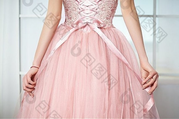 新娘穿着带花的粉红色连衣裙
