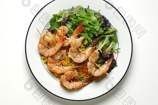 木串烤虾、<strong>黄米</strong>饭和混合蔬菜沙拉，盛在圆形白色餐盘上