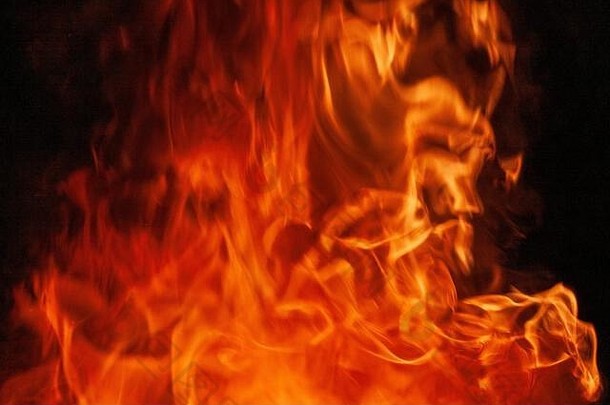 火的纹理。橙色明亮的火焰。火灾中燃烧的篝火的照片。