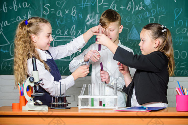 小孩子。科学用显微镜进行生物学实验。实验室里的小女孩和小男孩。化学科学。在学校实验室学习化学的孩子们对她的知识充满信心。