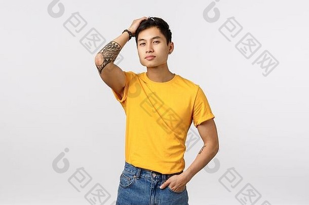 时尚自信的中国纹身帅哥，穿着黄色t恤，用手指抚摸头发，看起来像个自信的相机，<strong>爱自己</strong>，<strong>爱自己</strong>
