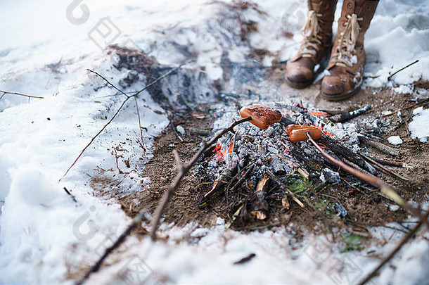 冬营时在篝火中烤香肠