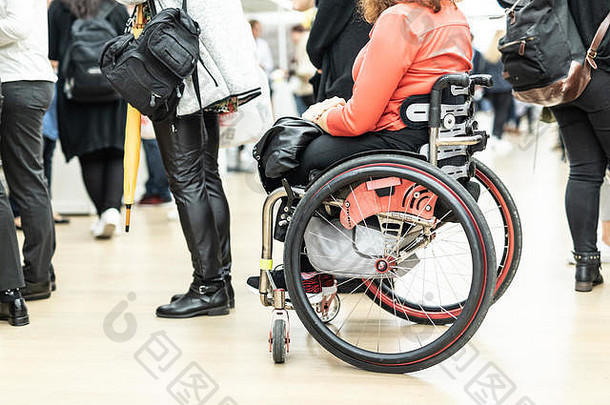 关闭认不出来hanicapped女人轮椅排队行执行日常任务