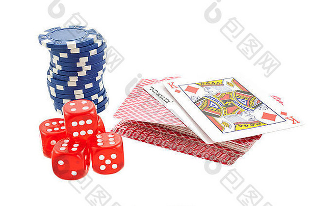 扑克筹码，卡片和红色骰子方块在白色背景上隔离。另一个类似的镜头可用