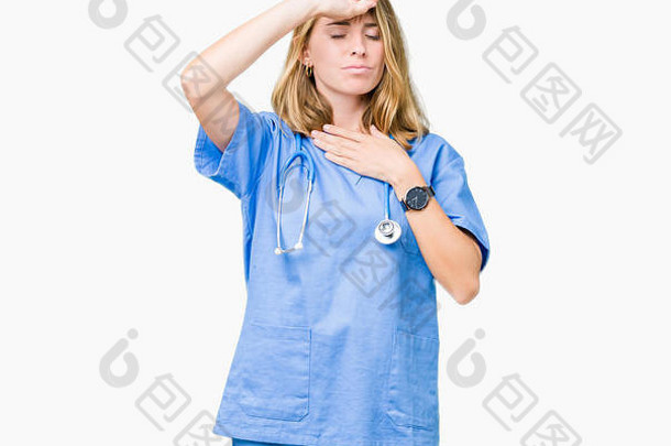 美丽的年轻女医生穿着隔离背景下的医疗制服，触摸前额，检查是否有疾病和发烧、<strong>流感</strong>和<strong>感冒</strong>、是否有病毒