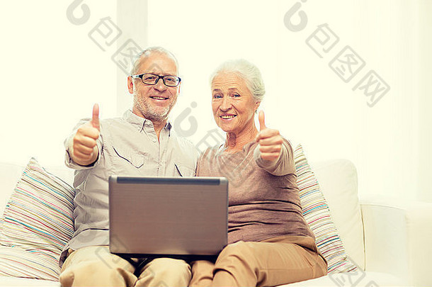 家里有笔记本电脑的快乐老年夫妇