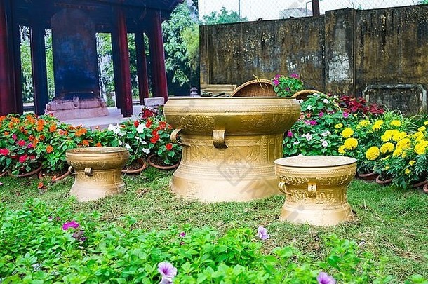 材料：越南草地上的青铜鼓