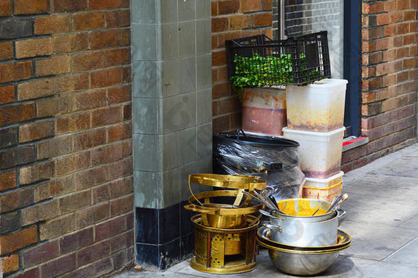 一张摆在街上的脏盘子和食物准备的照片