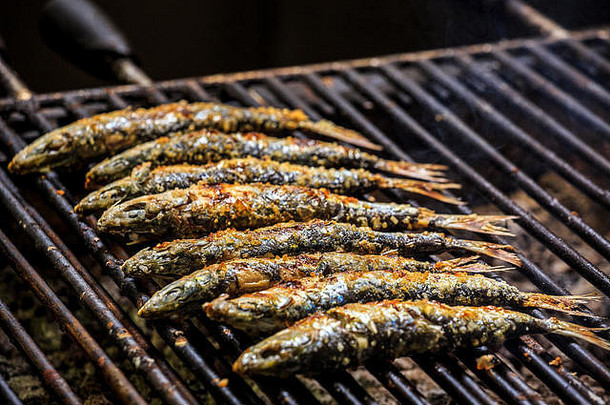 葡萄牙烤架上的新鲜烤沙丁鱼