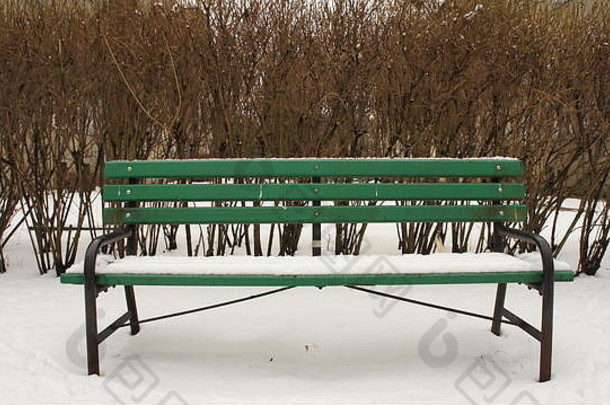 冬天公园里的长椅上有雪。