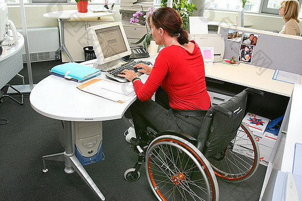 坐轮椅的女人