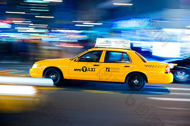 街上的黄色车。美国纽约曼哈顿车。纽约车司机开得很快。