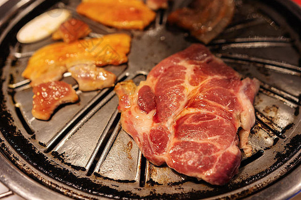 热烧烤猪肉肉烧烤朝鲜文风格
