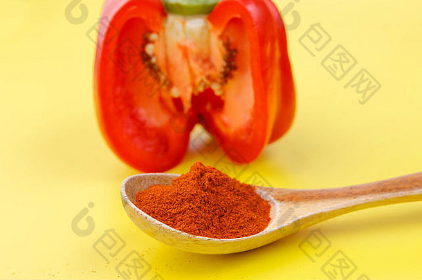木勺上的<strong>辣椒</strong>粉和<strong>红</strong>甜椒是由它们制成的。